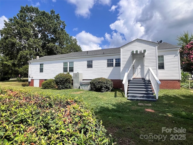 view of front of house with a front lawn