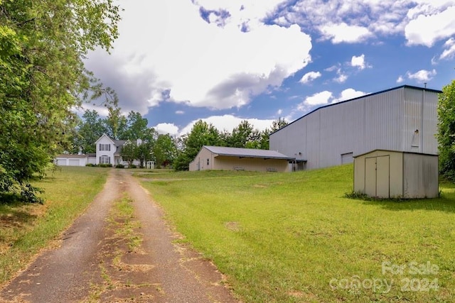 view of yard with an outbuilding