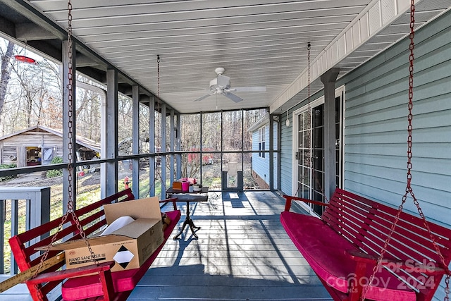 sunroom with ceiling fan