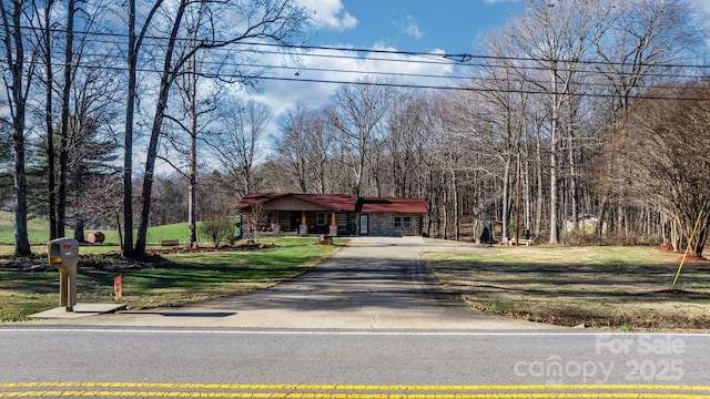 view of front of house featuring a front yard