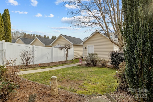 view of front of property featuring a front yard