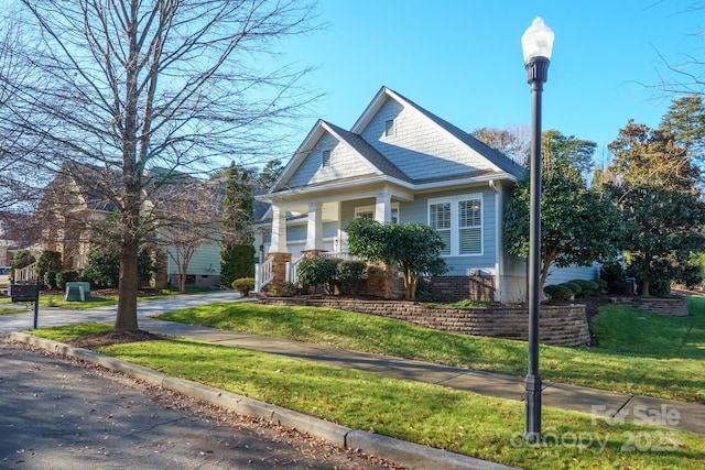 view of front of house featuring a front lawn