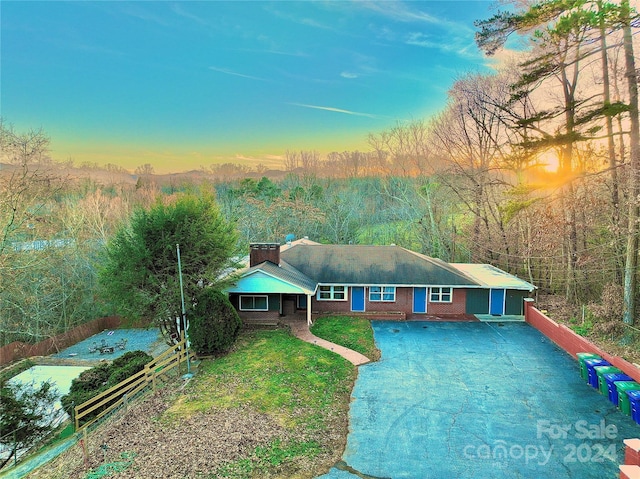 view of front of property featuring a lawn