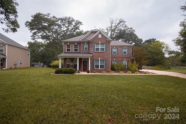 view of front of home featuring a front yard