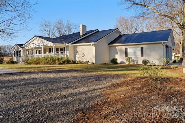 view of front of house featuring covered porch and a front lawn