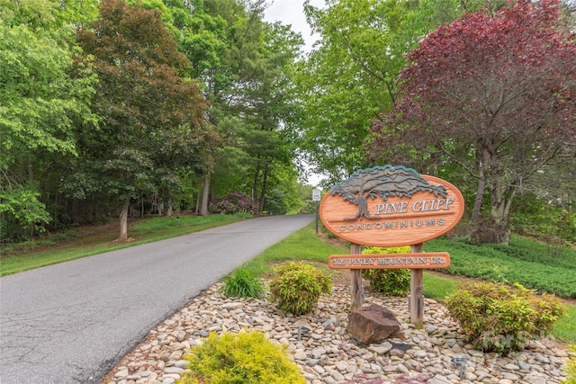 view of community / neighborhood sign