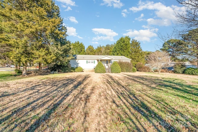 ranch-style house featuring a front yard