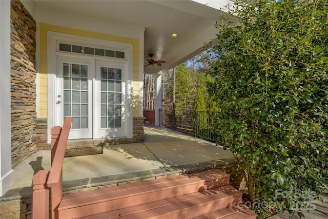 property entrance with ceiling fan