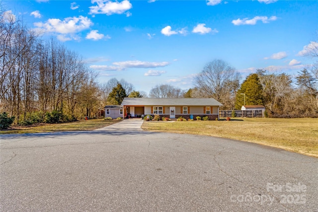 single story home with a front yard