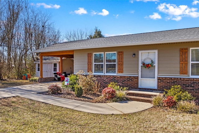 ranch-style home featuring a front lawn