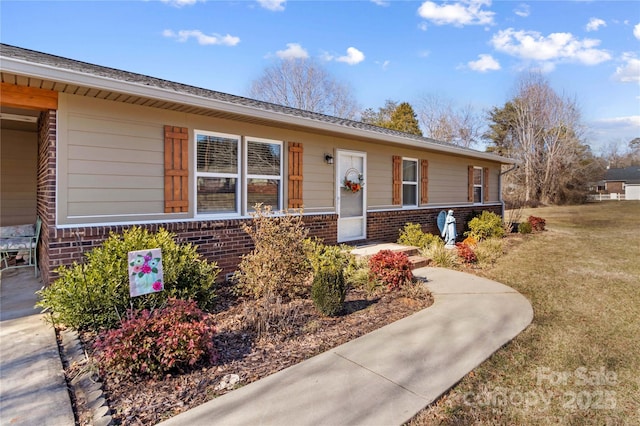 single story home featuring a front lawn