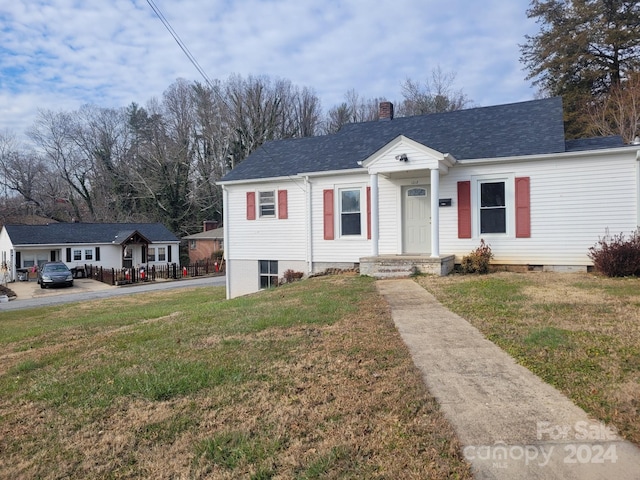 view of front of property with a front yard