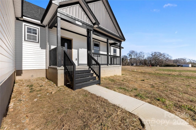 entrance to property featuring a porch