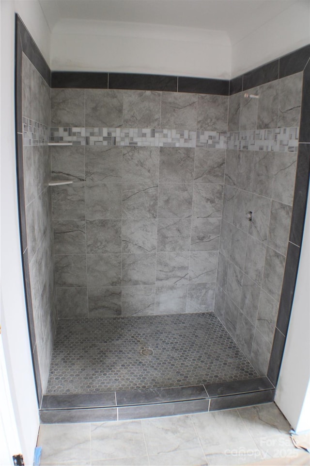 bathroom featuring tiled shower