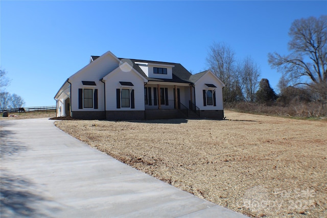 modern farmhouse style home featuring driveway