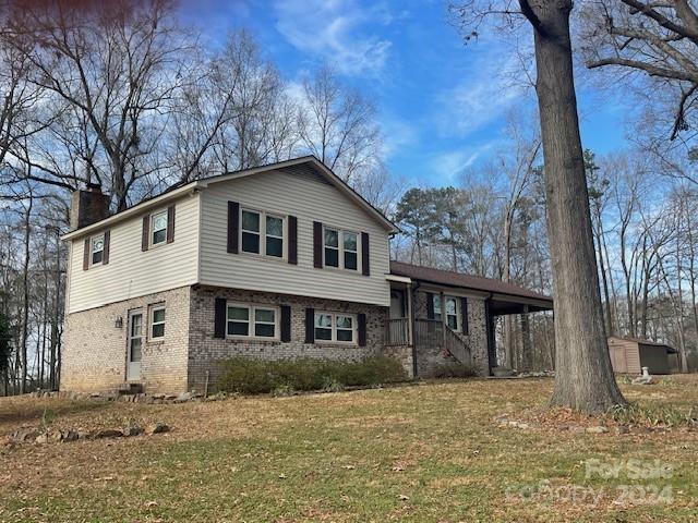 split level home featuring a front yard