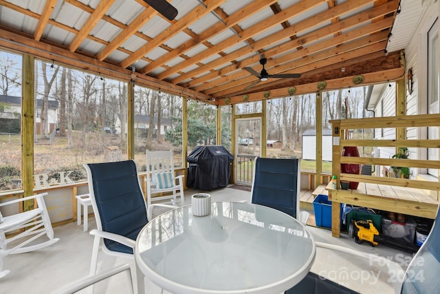 sunroom with ceiling fan