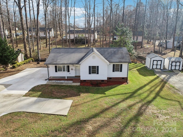 view of front of house featuring a porch, a shed, and a front lawn