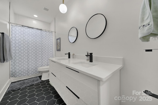 bathroom featuring a shower with curtain, vanity, and toilet