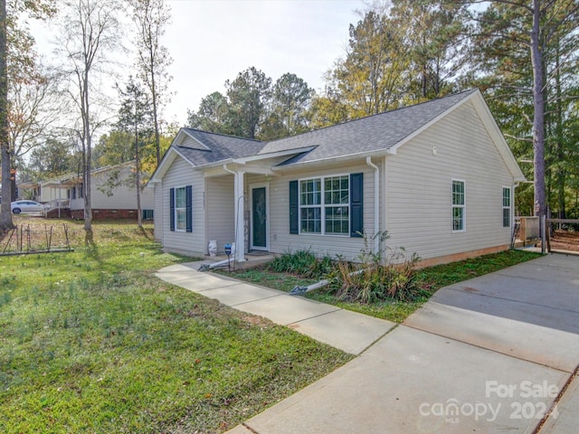 ranch-style home featuring a front lawn