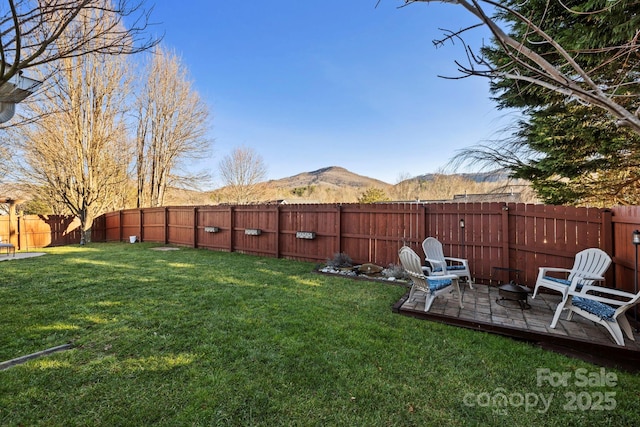 view of yard featuring a mountain view