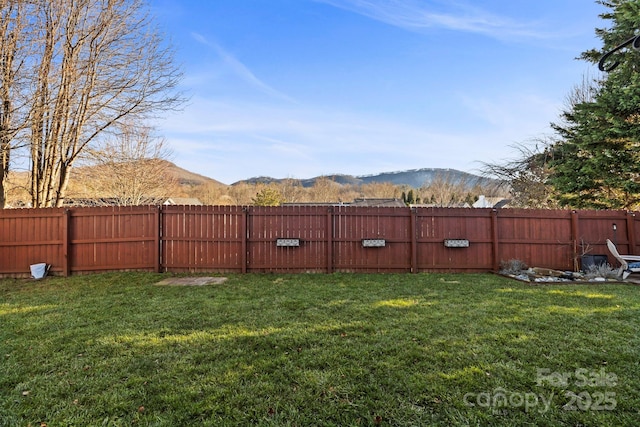 view of yard with a mountain view