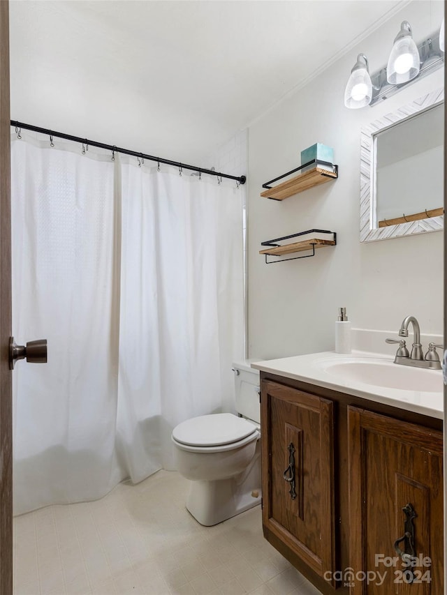 bathroom featuring a shower with shower curtain, vanity, and toilet