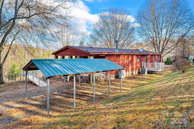 view of yard featuring an outbuilding