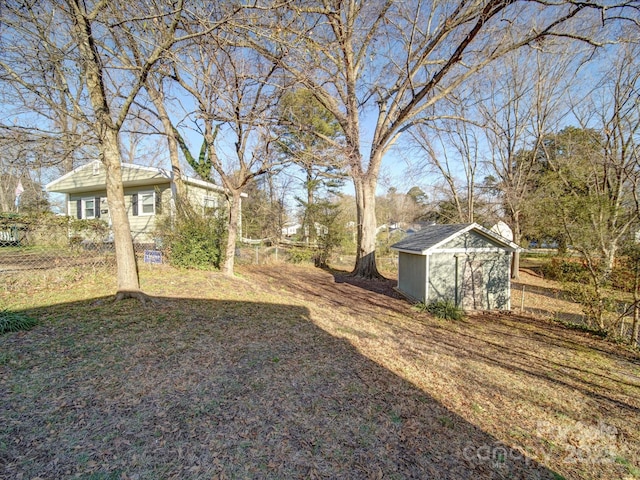 view of yard featuring a storage unit