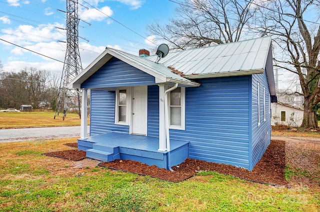 bungalow-style house featuring a front lawn