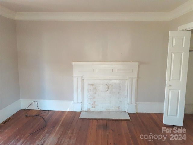 room details featuring hardwood / wood-style flooring and ornamental molding