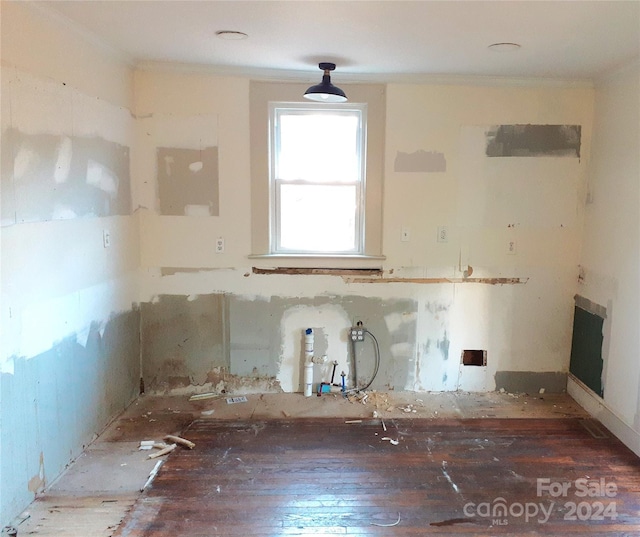 kitchen featuring ornamental molding