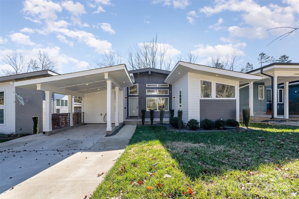 view of front of house featuring a front lawn and a carport