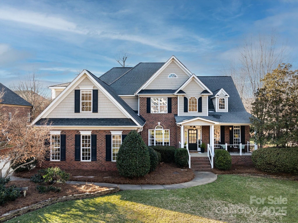 view of front facade featuring a front yard and a porch