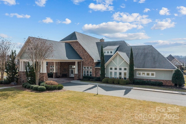 view of front of home featuring a front yard