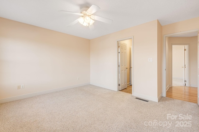 carpeted empty room featuring ceiling fan