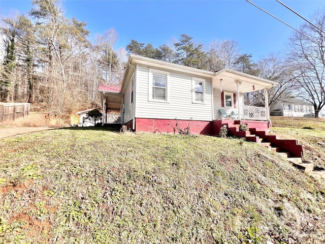 view of front facade with a front yard and a porch