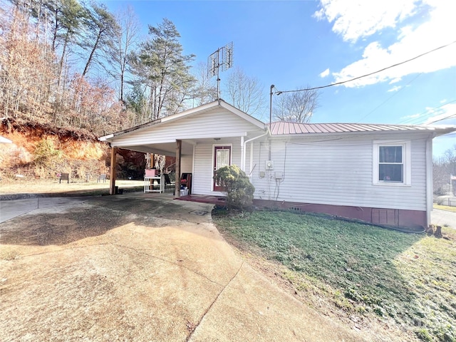 view of front of property featuring a front lawn and a carport