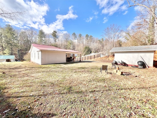 view of yard featuring an outbuilding