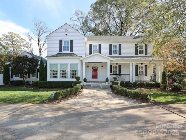 view of front of house featuring a front lawn and covered porch