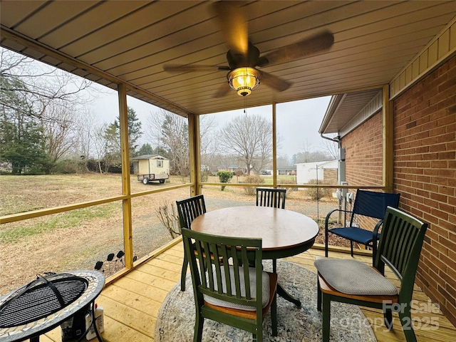 sunroom with ceiling fan