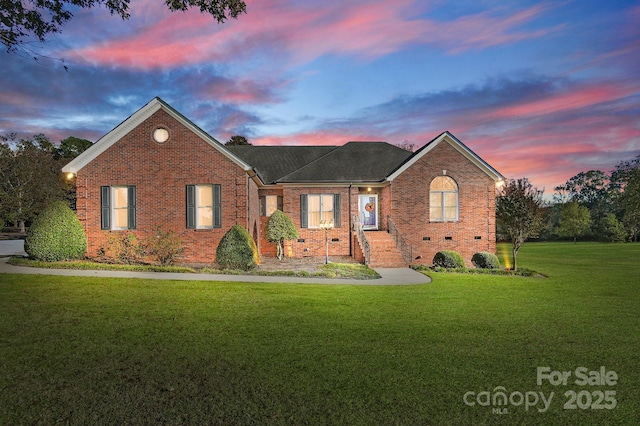 view of front of house featuring a lawn