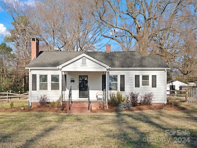 view of front of home featuring a front yard