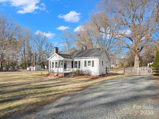 view of front facade featuring covered porch and a front lawn