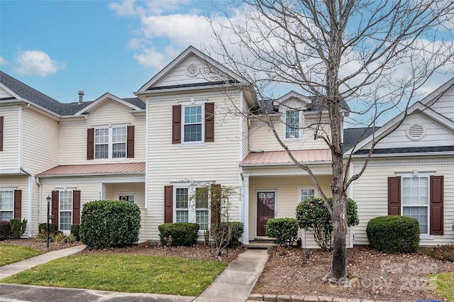 townhome / multi-family property featuring a front lawn