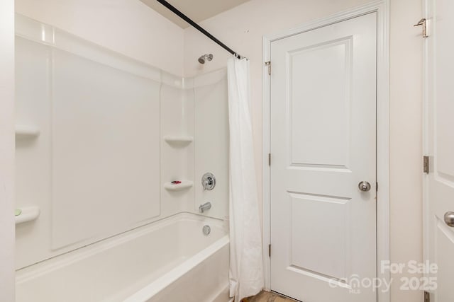 bathroom with shower / tub combo with curtain