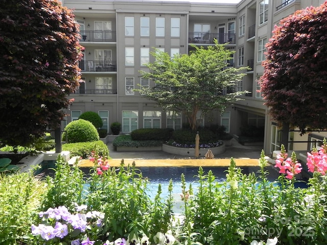 view of pool featuring a water view