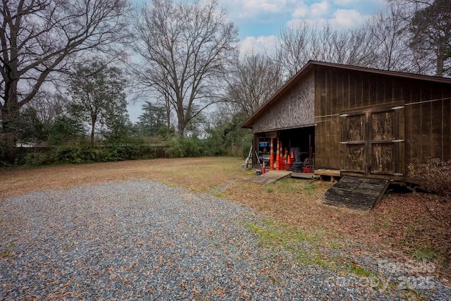 view of yard featuring an outdoor structure