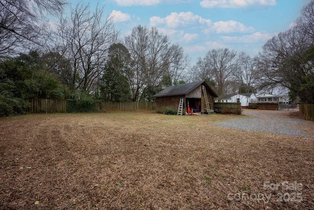 view of yard with an outbuilding