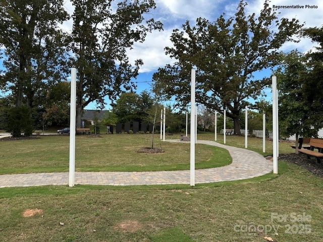 view of property's community featuring a lawn